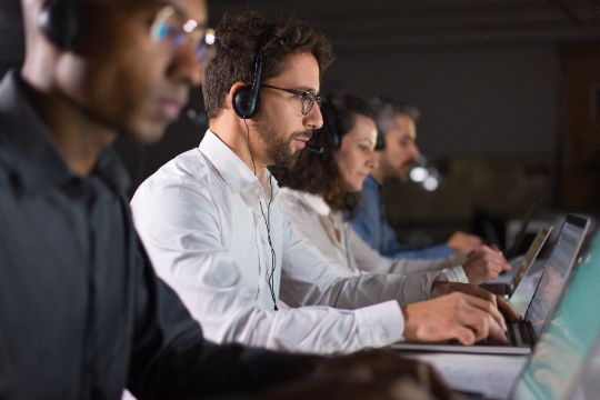 equipo de help desk trabajando