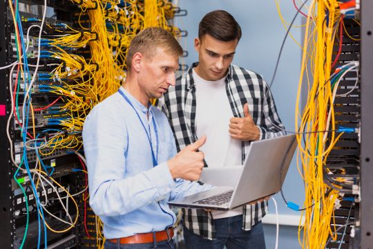 Jovenes ingenieros haciendo análisis de servidores