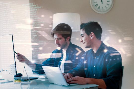 Tecnicos ti analizando un equipo