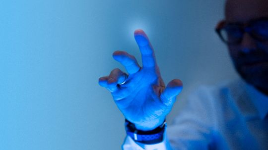 mano presionando pantalla tactil transparente