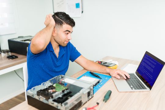 Joven con problemas con su equipo tecnológico, computadora fallando