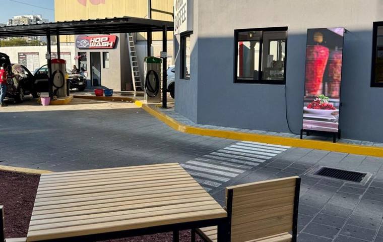 Pantalla publicitaria PrismaPixel en Hop Wash · El Refugio, Querétaro